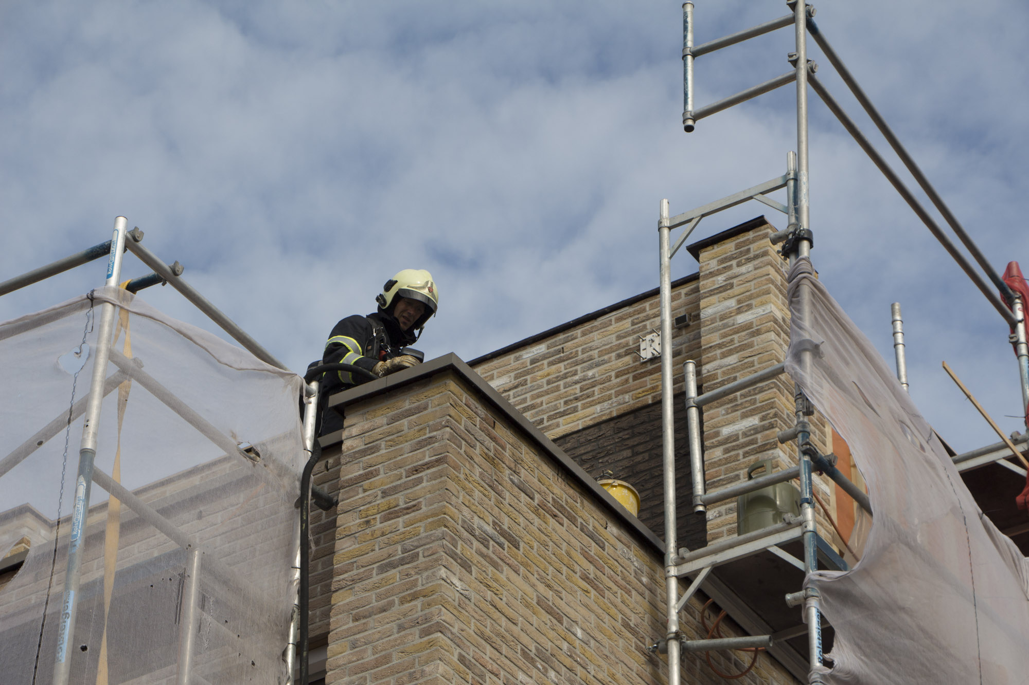 20140925 Alkmaar brand bij dakwerk werkzaamheden-2