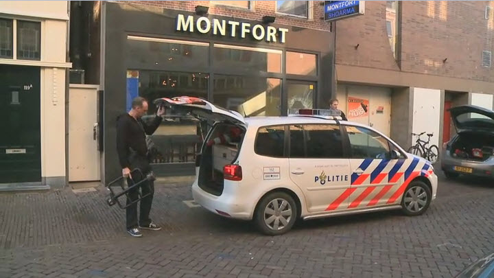 Politie doet inval bij Grillroom Montfort aan Gedempte Nieuwesloot (VIDEO)