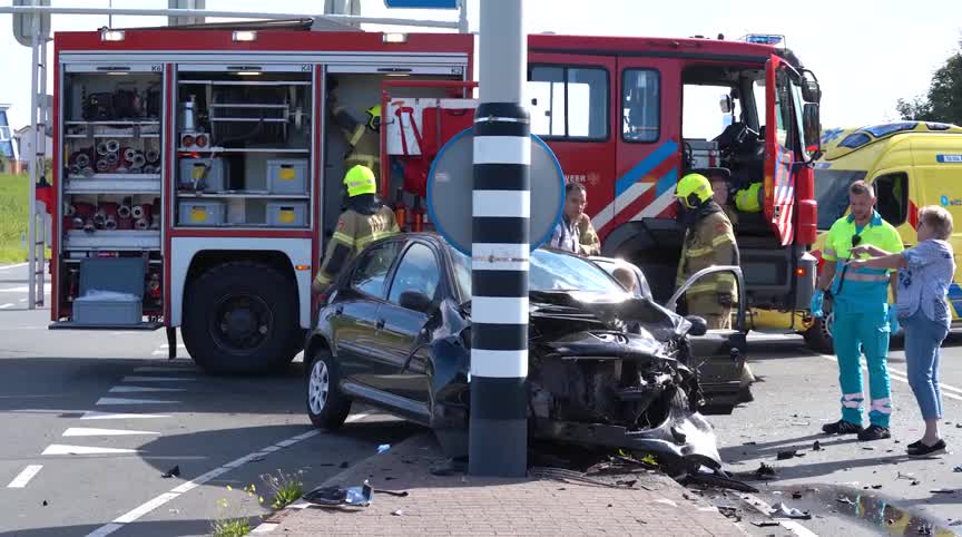 Zware aanrijding op kruising Heilooër Zeeweg in Egmond aan den Hoef (VIDEO)