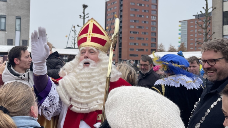 “Kijk, daar is hij!”: Kinderen vol verwachting bij intocht van