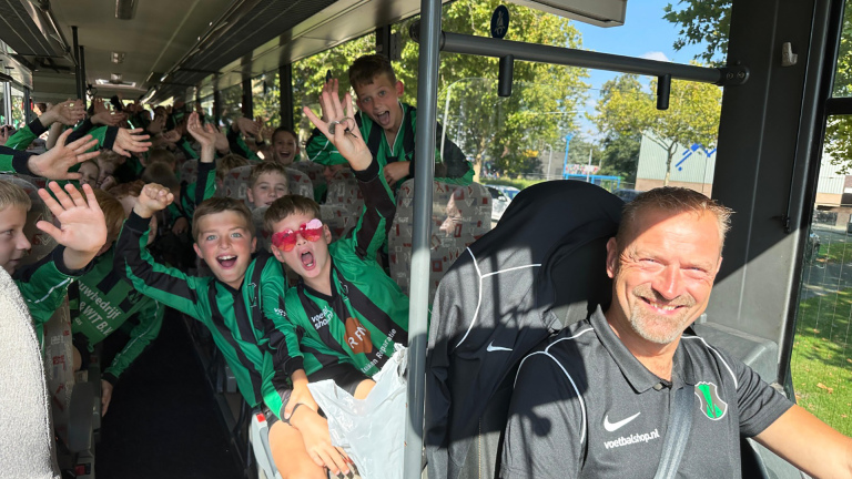 Unieke oplossing: Vader wordt buschauffeur voor voetballende kinderen SV Vrone