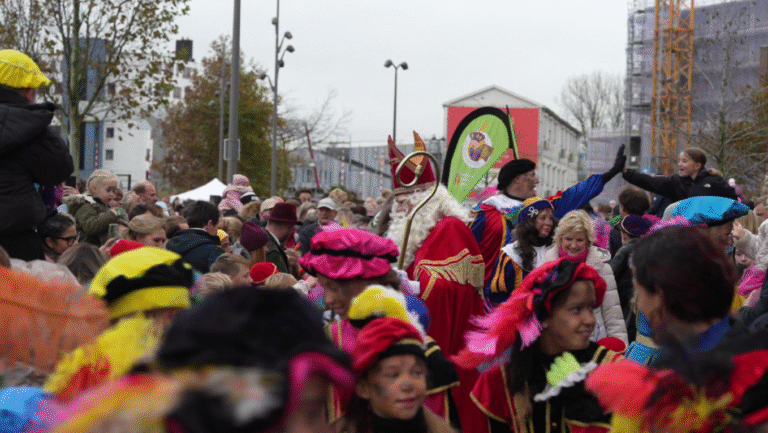 Pepernotenregen en vrolijk kabaal: Sinterklaas brengt bezoek aan Alkmaar