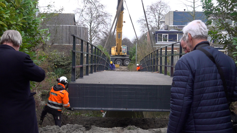 Spectaculaire actie: nieuwe composietbrug over huizen in Heiloo gehesen
