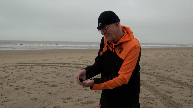 Egmond Halve Marathon: Jaap Wit (77) laat zich door kou niet stoppen