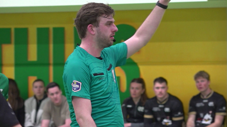 Scheidsrechter Tim uit Heerhugowaard fluit één na hoogste korfbalklasse: “De Ahoy-finale is de droom