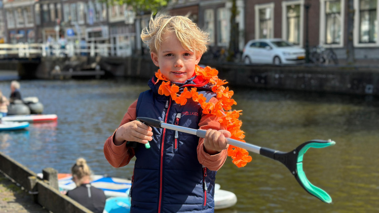 Boas (9) uit Castricum helpt grachten schoonmaken na Koningsdag: “Zo wordt de wereld niet vies”