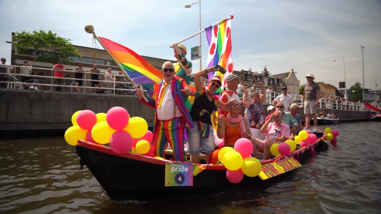 Alkmaar in alle kleuren regenboog: grachtenparade 2026 viert diversiteit