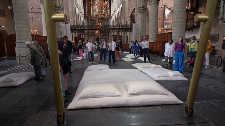 Historische Alkmaarse ‘Librije’ komt tot leven in kunstwerk in Grote Kerk