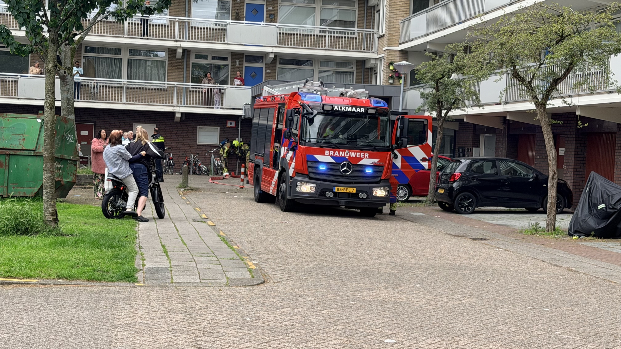 Vlammen slaan uit appartement bij grote brand Maasstraat in Alkmaar