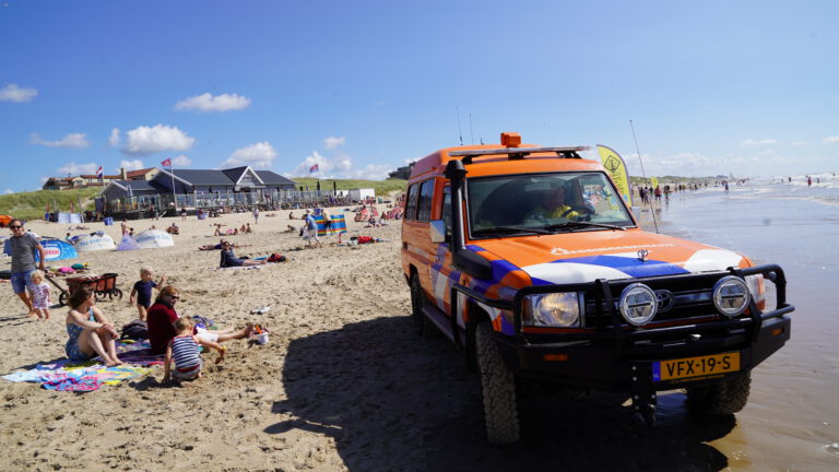 Vroege strandgangers vinden verkoeling op strand: reddingsbrigade al volop actief