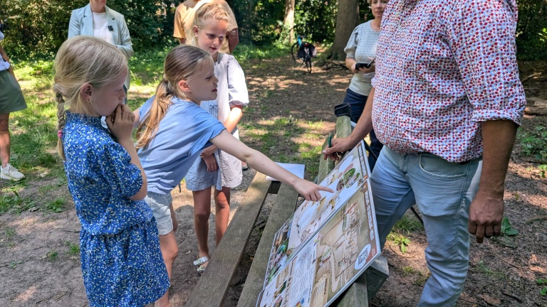 Kinderen kiezen mee bij vernieuwing speelplaats in Heiloo: “Mogen we ook drie kiezen?”