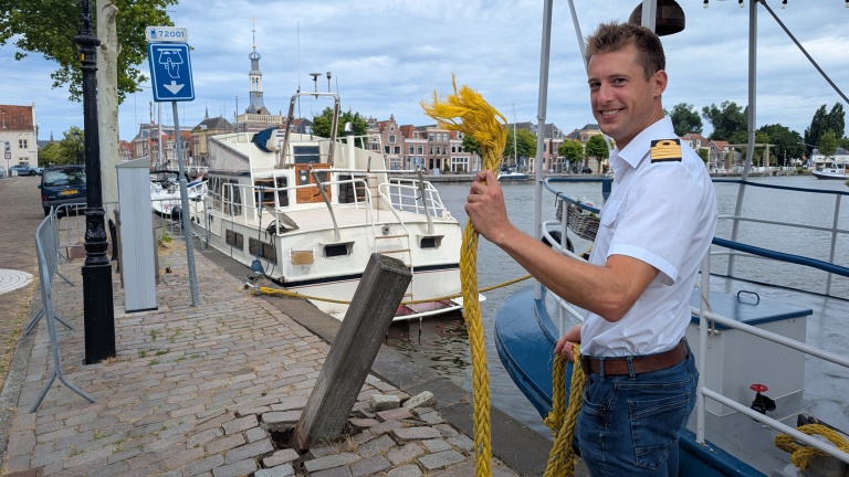 Hotelschip ramt boten aan kade Voormeer: “Wat hebben wij een mazzel gehad!”