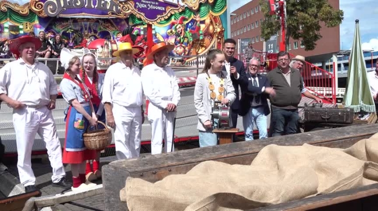 De sirene loeit, de Alkmaarse kermis is begonnen: “Kom al van kleins af aan”