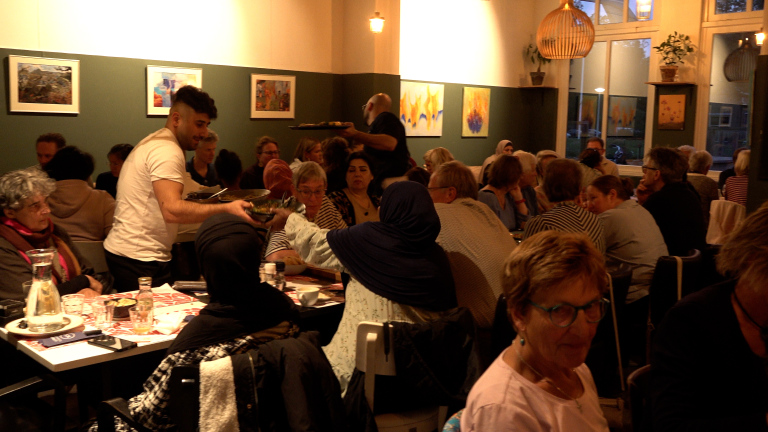 Duizendste gast schuift aan bij Castricum aan Tafel: “Eten verbindt”