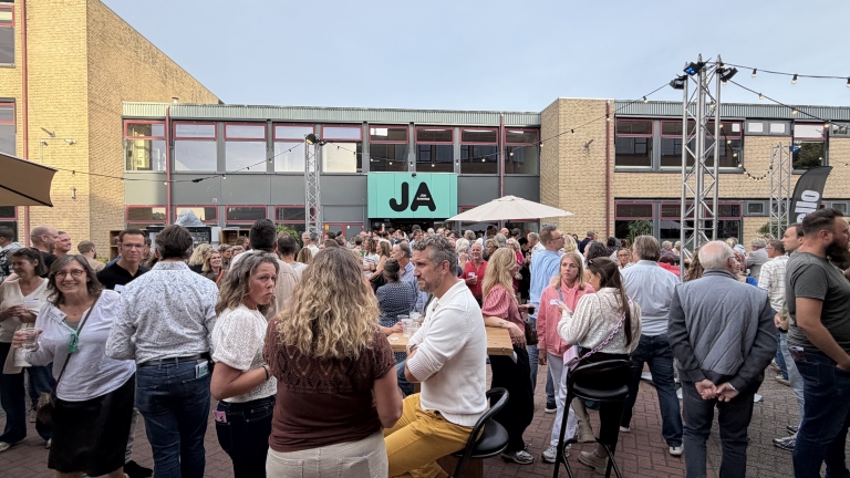 “Herken je me nog?”: generaties leerlingen en leraren zien elkaar weer op reünie Jan Arentsz