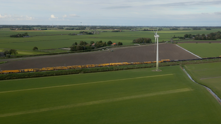 Imposante werktrein vernieuwt spoor bij Heerhugowaard: “Ik vind het wel fantastisch”