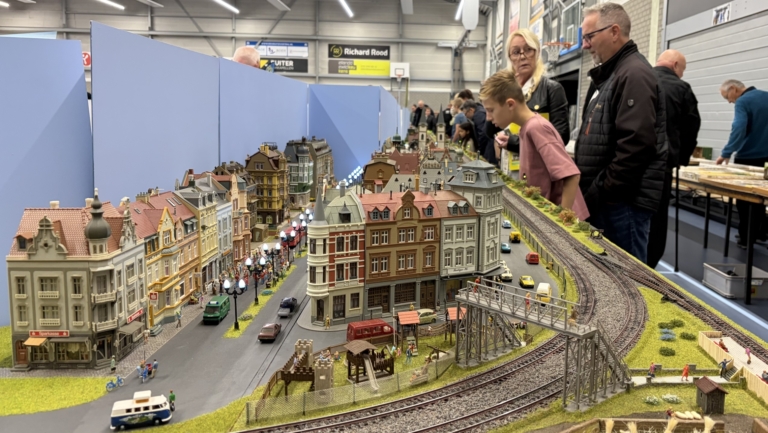 “Het is veel meer dan spelen met treintjes”: modelspoorliefhebbers komen samen in Heerhugowaard